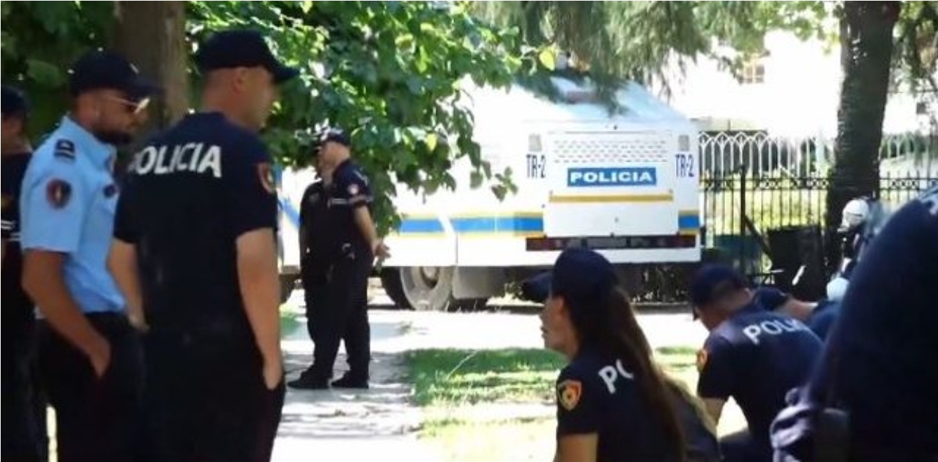 Frikë nga revolta! “Blindohet” Kuvendi me autobotë uji dhe forca të shumta policore, por aty nuk ka protestues