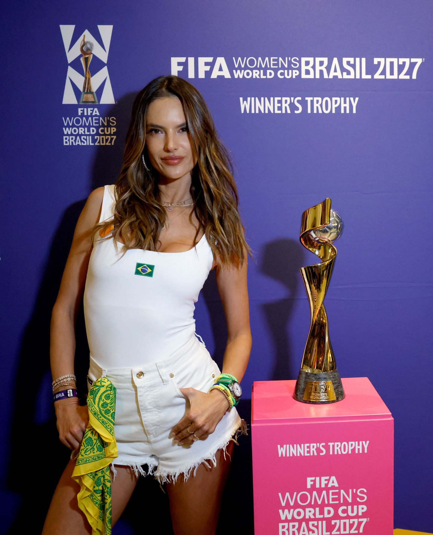 AMBROSIO POZON ME TROFEUN E KUPËS SË BOTËS PËR FEMRA, AMBASADORE E TURNEUT NË BRAZIL