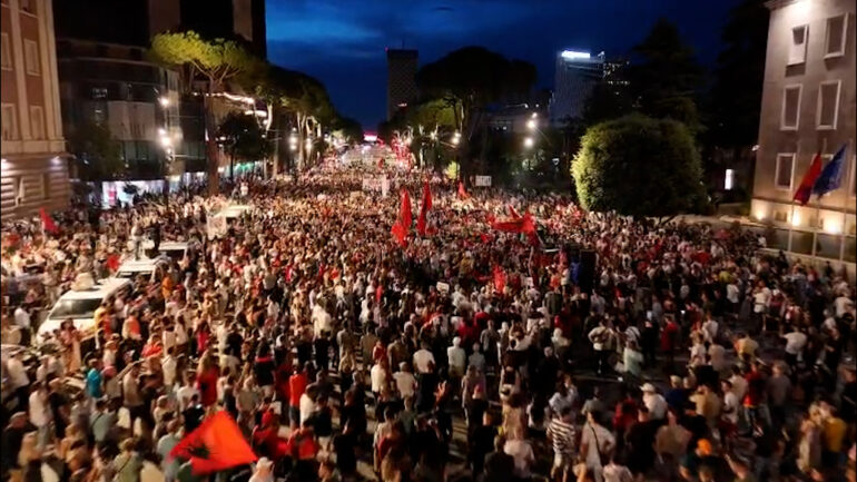 SOT PROTESTA E 34-TË MASIVE NË TIRANË, QYTETARËT KËRKOJNË DORËHEQJEN E EDI RAMËS