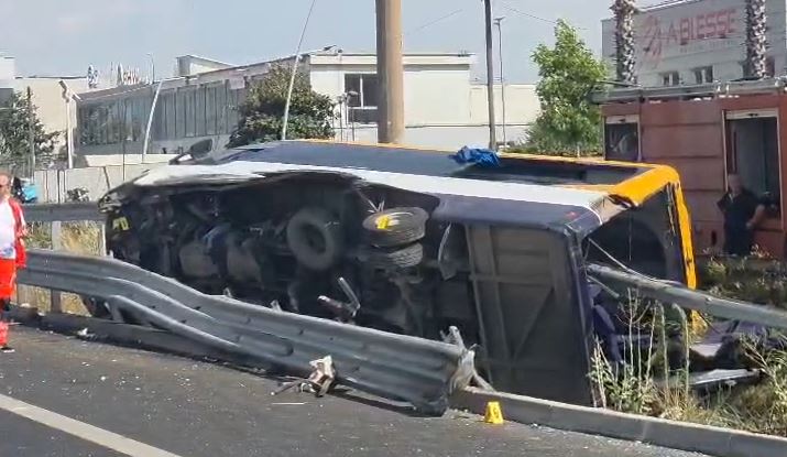 AKSIDENTI I AUTOBUSIT/ PËRMIRËSOHET GJENDJA E PACIENTËVE, DISA LARGOHEN NGA SPITALI JASHTË RREZIKUT PËR JETËN