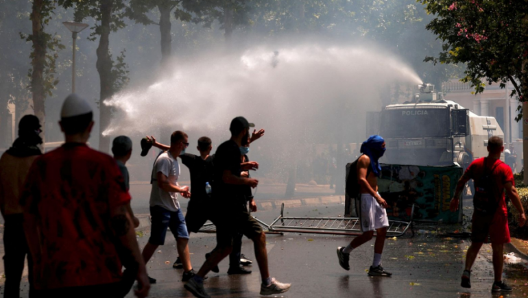 SKY NEWS/ PROTESTA NË TIRANË PËRSHKALLËZOHET, PËRPLASJE TË DHUNSHME PARA PARLAMENTIT