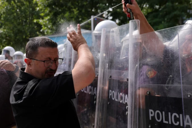 ASSOCIATED PRESS/ PROTESTA NË TIRANË PËRSHKALLËZOHET, PËRPLASJE MES QYTETARËVE DHE POLICISË PARA KUVENDIT
