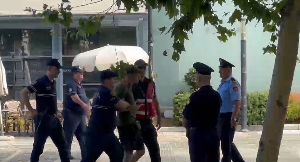 TENSIONE PARA KUVENDIT, PËRDORET GAZ LOTSJELLËS/ DY PERSONA DËRGOHEN NË SPITAL