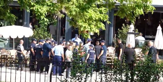 TENSION NË ZONËN E KUVENDIT, POLICIA SHOQËRON DISA QYTETARË GJATË PROTESTËS