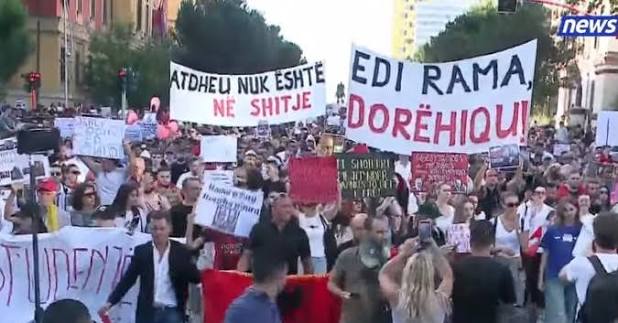 PROTESTUESIT DORËZOJNË SOT NË SPAK LIBRIN “ALBANIAN FILES”, NË MBRËMJE PROTESTA E 32-TË KUNDËR RAMËS