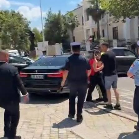 TENSION NË PROTESTËN PARA KUVENDIT, POLICIA PËRDOR SPRAJ LOTSJELLËS NDAJ PROTESTUESVE