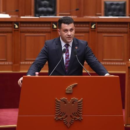 QËLLOHET ME VEZË DEPUTETI I PS KURTI, NDËRHYN POLICIA