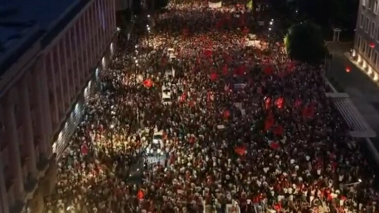 PROTESTA E 32-TË RADHAZI NË TIRANË, ORGANIZATORËT THIRRJE PËR PJESËMARRJE MASIVE NË ORËN 19:00