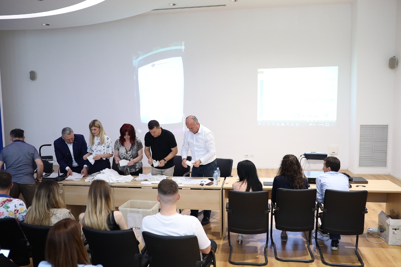 PESË DEPUTETË JASHTË KRYESISË SË PD-SË, MES TYRE EDHE “DEPUTETI I POPULLIT”