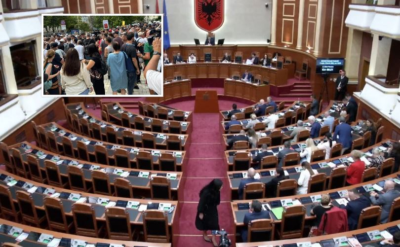 SEANCË PLENARE MES TENSIONEVE, OPOZITA MUNGON NDËRSA JASHTË KUVENDIT VIJON PROTESTA
