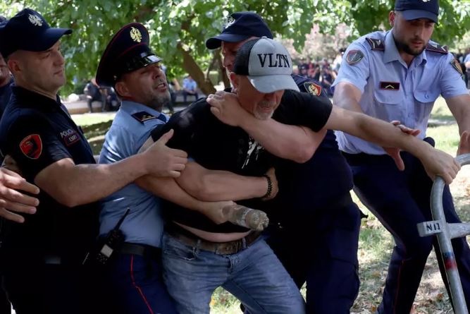 “FRANCE 24” PËR PROTESTAT NË SHQIPËRI/ PAKËNAQËSIA NDAJ PROJEKTIT NË ZVËRNEC U KTHYE NË REVOLTË KUNDËR KORRUPSIONIT