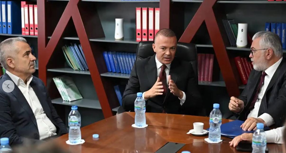 I DËNUAR NGA GJYKATA POR VALDRIN PJETRI PREZANTOHET NË KRYE TË AGJENCISË SË TRAJTIMIT TË PRONAVE