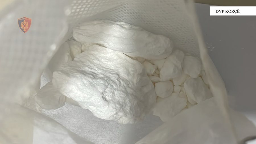 ARRESTOHET 57-VJEÇARI NË KORÇË, KAPET ME KOKAINË TË NDARË NË DOZA
