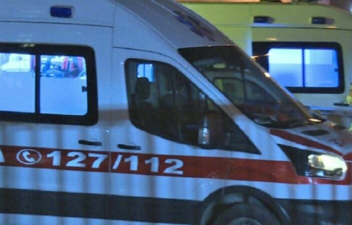 E RËNDË NË KAMËZ, 27-VJEÇARI HUMB JETËN PASI RA NË KONTAKT ME TELAT E TENSIONIT TË LARTË